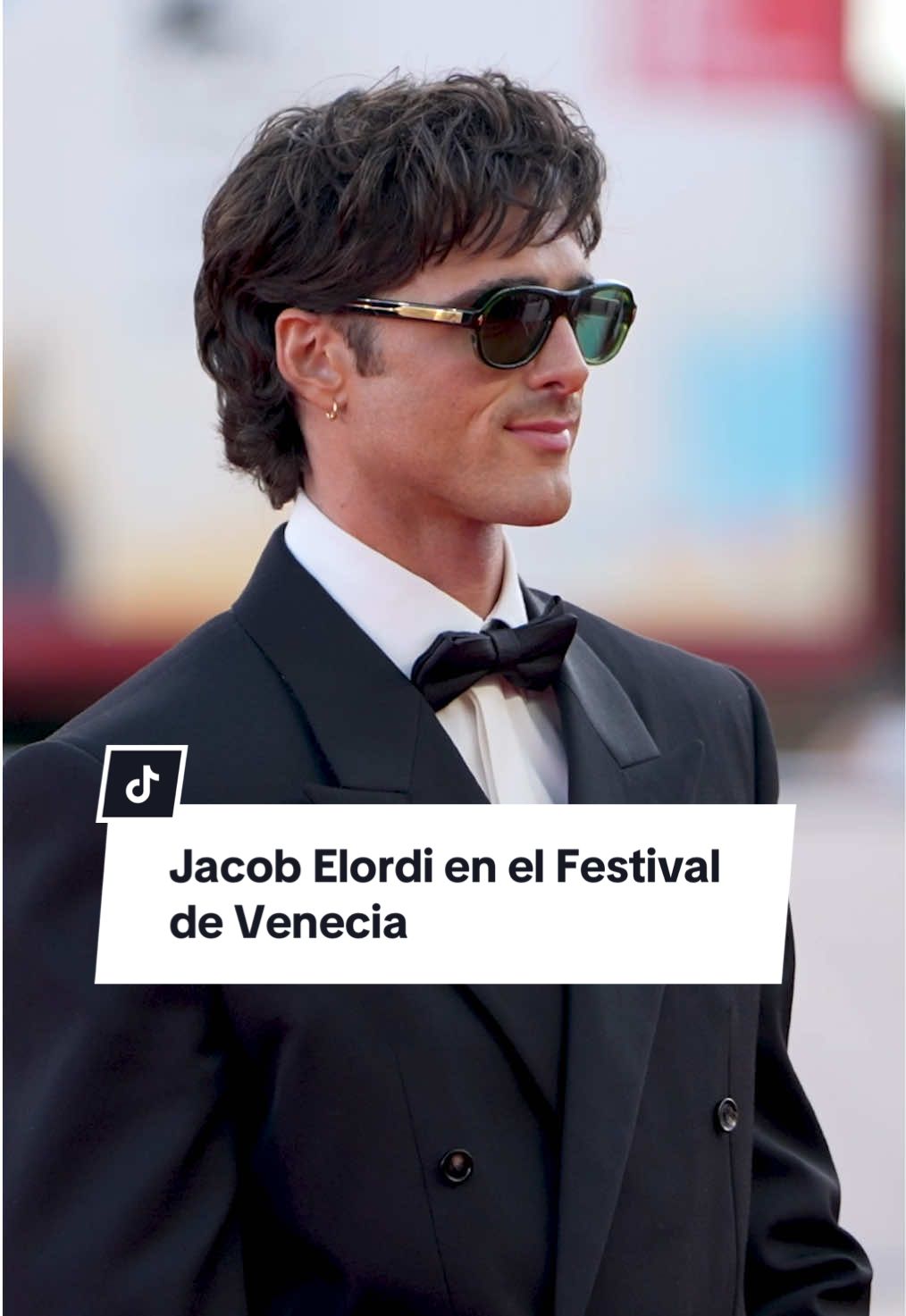 Literalmente suspiramos con la llega de #JacobElordi al #FestivalDeCineDeVenecia, quien está ahí para la presentación de 