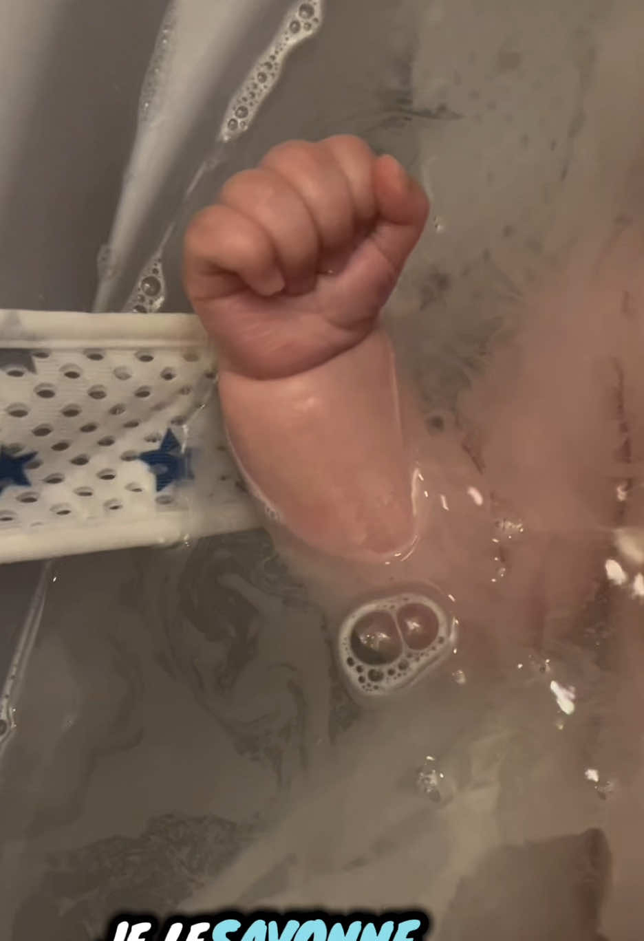 ✨ Ma petite night routine 🌙💖 Pendant que bébé dormait, j’en ai profité pour plier un peu de linge 🧺✨ puis prendre notre repas 🍴💕. Mais bébé s’est réveillé… alors vite, un petit bain tout mignon pour lui 🛁💦 Ensuite, une tétée pleine de douceur 🤱💞, un câlin tout chaud 🤗 et une berceuse 🎶✨ …et hop, au dodo 😴🌙💖 Votre petit rituel du soir préféré avec bébé, c’est quoi ? 🌙✨ #nightroutine #maman #bébé #biolane #fyp 