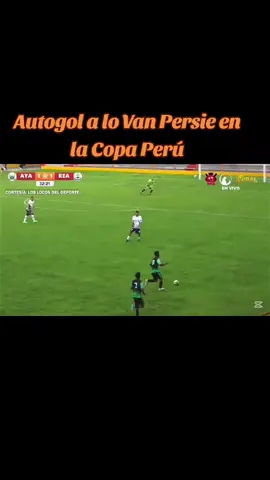 AUTOGOL A LO VAN PERSIE EN LA COPA PERÚ  #likeall #tiktok #futbol #copaperu #autogol #blooper #Soccer #comedia #huaraz #peru # Cortesía: @Los Locos del Deporte 🏆 