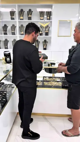 Dimos con un escritor!  📲786-685-7745 para ayudarte con cualquier compra en la joyería! 