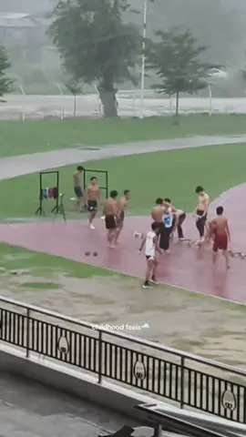 🌧🤸‍♂️#calisthenics #childhoodfeels #fyp 