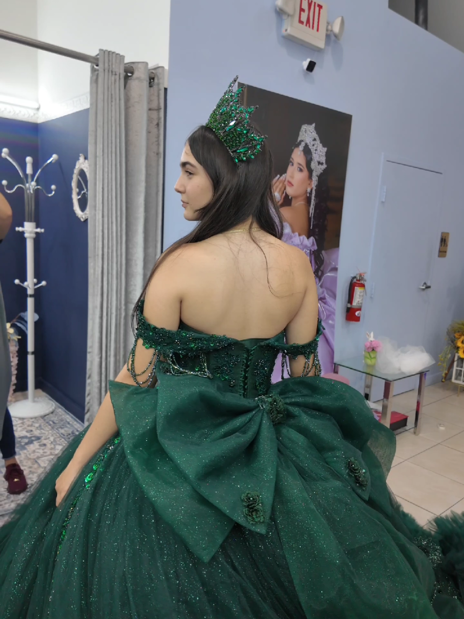 ✨ ¡Haz de tu sesión de Quinceañera una experiencia mágica con Rosy's Photography! ✨ 📸 Lo que ofrecemos para tu sesión de ensueño: 💫 Vestidos deslumbrantes y exclusivos para quinceañeras. 💫 Maquillaje y peinado profesional para resaltar tu belleza. 💫 Álbum premium de cristal y piel con los mejores recuerdos. 💫 Canvas y acrílicos de alta calidad para decorar con estilo. ✨ Celebra tu historia con fotos que capturan la magia de tus 15 para siempre. 📅 Reserva tu sesión hoy mismo y asegura tu fecha. 📍 Atención solo con cita previa: 1815 W Okeechobee Rd #5, Hialeah, FL 33010. 📞 Llámanos para más información: 786-641-4175. #quincedress #quincesphotographer #miamiphotography #miamiquinces 