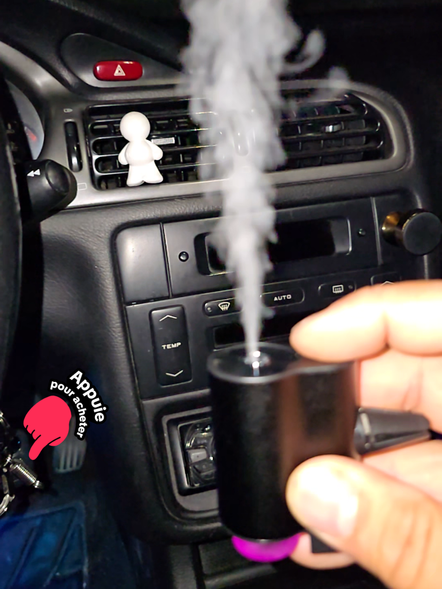 Découvrez notre diffuseur de parfum noir élégant, parfait pour une expérience de conduite rafraîchissante. Sa conception fine et moderne s'intègre discrètement à n'importe quel intérieur de voiture, tandis que la fente transparente vous permet de surveiller facilement le niveau de parfum. Ce diffuseur se clipse facilement sur la bouche d'aération, libérant un parfum subtil et continu à chaque fois que vous mettez la climatisation ou le chauffage. Fini les odeurs de voiture, bienvenue dans un habitacle qui sent toujours bon. C'est l'accessoire indispensable pour rendre vos trajets plus agréables. #tiktokshop  #voiture  #cars