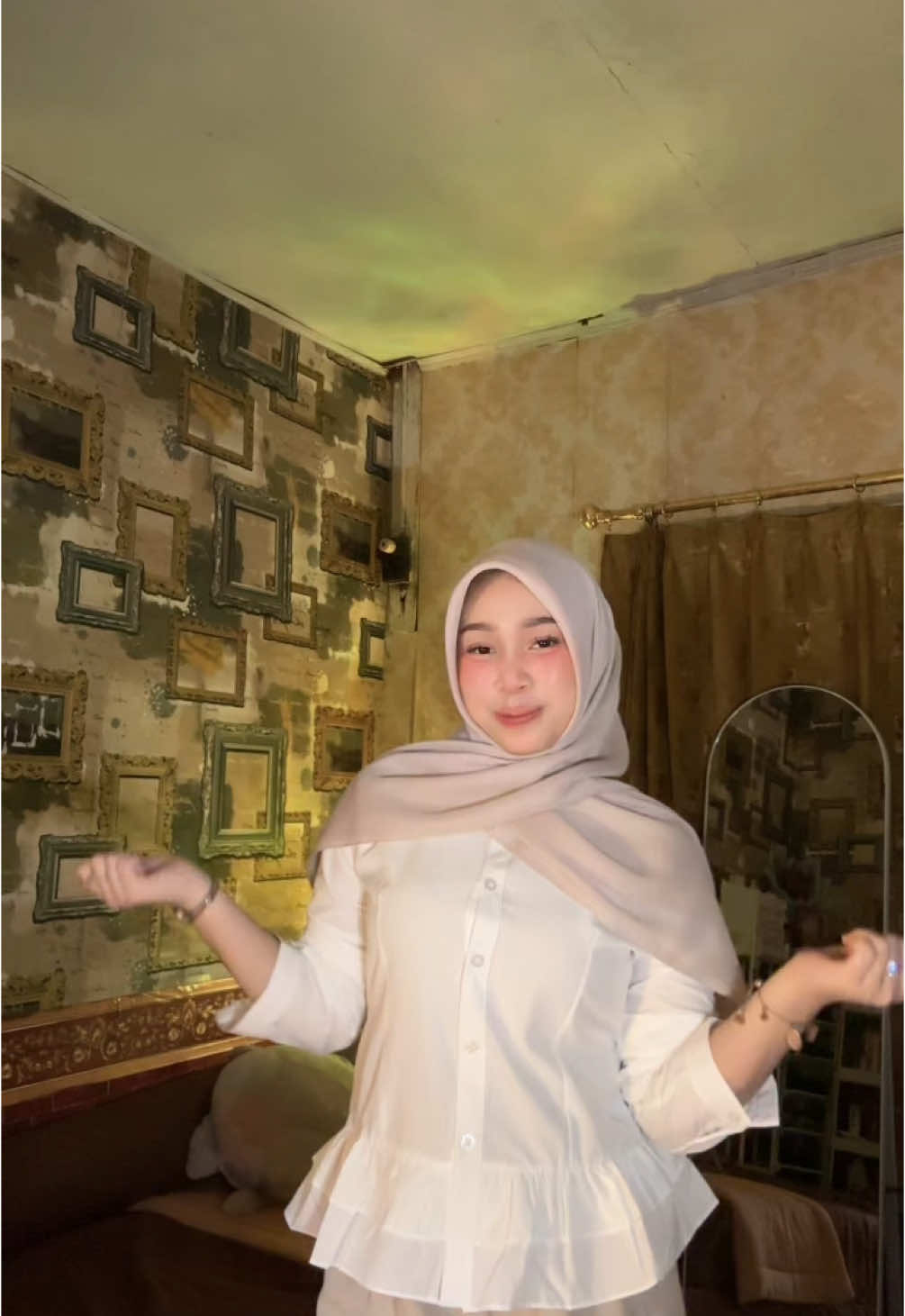 Clean look + comfy vibes = perfect combo 🤍 #OOTDMinimalis #HijabOOTD #StyleWanita #UrinspooId 
