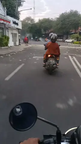 Surabaya hr ini 31 Agustus 2025 isuk2 mrepet rene sek onk sisa gas airmata mambengi perihh gaess.. SEMANGAT PAGI SURABAYA KU  #fyppppppppppppppppppppppp  #surabaya  #demo #semangatpagi  #fypviralシ 