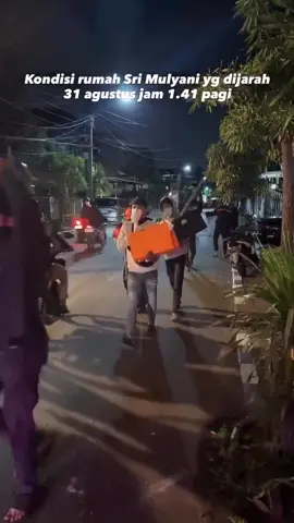 Rumah Menteri Keuangan Sri Mulyani di Mandar, Bintaro Sektor 3A dijarah Massa, Minggu (31/8/2025) dini hari pukul 01.40 WIB.  #srimulyani #news #breakingnews #demo #fyp 