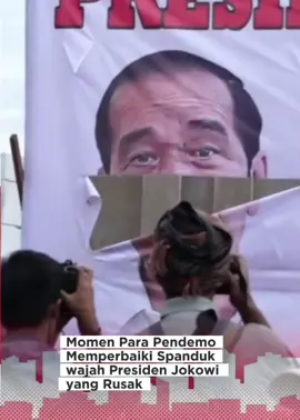 Momen Para Pendemo Memperbaiki Spanduk Wajah Presiden Jokowi yang rusak... kembalilah pak jkowi sebagai presiden kami....