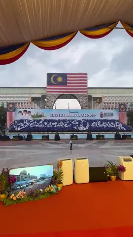 Pagi-pagi dah disajikan dengan persembahan Selamat Datang Human Graphic Show 🔥 Hebat betul adik-adik ni, langkah semua seirama! Mantap! #SambutanHariKebangsaan2025 #MalaysiaMadani