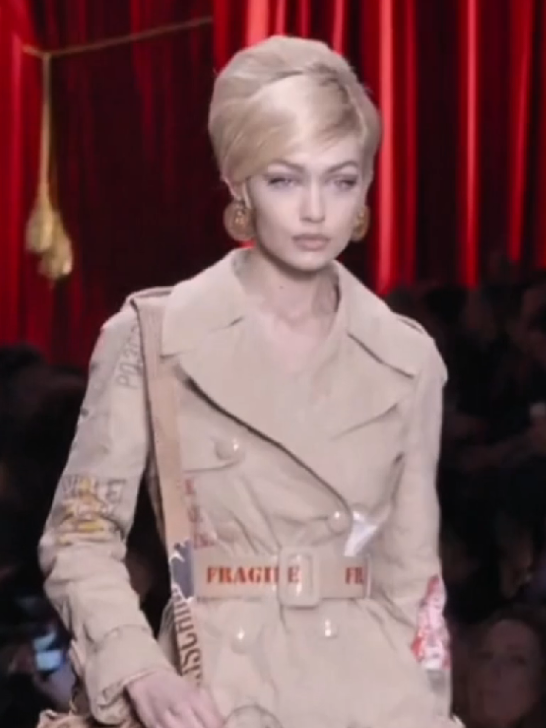 Gigi Hadid and Bella Hadid for Moschino #gigihadid #bellahadid #catwalk 