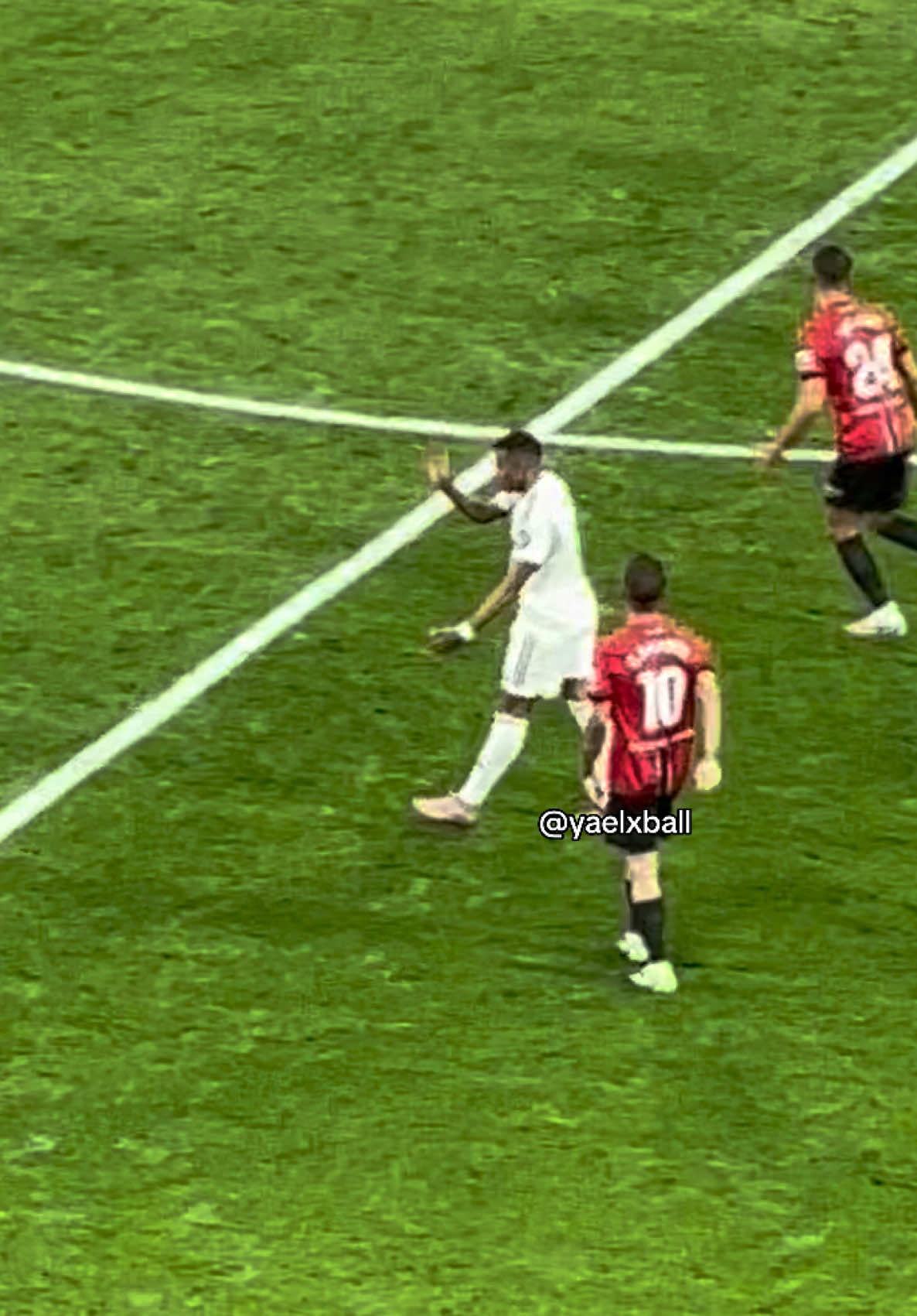 Qu’est-ce que Kylian Mbappé est en train de faire ? 😂 #mbappe #kylianmbappé #realmadrid #footballtiktok 