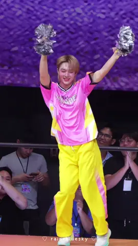 วันนี้นุนิวน่ารักมาก วิ่งดุ๊กดิ๊ก เต้นไม่หยุด เป็นยัยบ๊องอยู่ทั้งงาน แบตไม่ลดไม่หมด แต่ดูสนุกและแฮปปี้มาก เห็นละแฮปปี้ตาม นานๆทีจะได้เห็นยัยมานเล่นสนุกแบบนี้ #NuNew #นุนิว #DMDSPORTDAY2025 @NuNew 