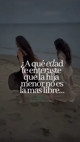 Ser la hija menor no siempre significa libertad… muchas veces es cargar con las historias no resueltas de toda la familia. Esa niña que nació cuando ya no había fuerzas, que creció entre secretos, duelos callados y miradas pesadas. La que aprendió a ser “el pegamento” sin permitirse romperse. Esa hija que sonríe aunque por dentro sienta el peso de todos, que se prometió ser fuerte cuando solo necesitaba ser niña. Y ahora, de adulta, siente que no puede caer… aunque su alma pida descansar y sanar. 🌿 Si estas palabras resonaron en ti, quizá sea el momento de liberar lo que no te corresponde y empezar a sanar desde la raíz. 👉 Ve ahora al link en mi perfil y descarga la guía para comenzar tu proceso de transformación. Dale a tu niña interior el lugar, el descanso y la ternura que siempre mereció. 💛 #sanacion #niñointerior #constelacionesfamiliares #sanardesdelaiz #crecimientopersonal 