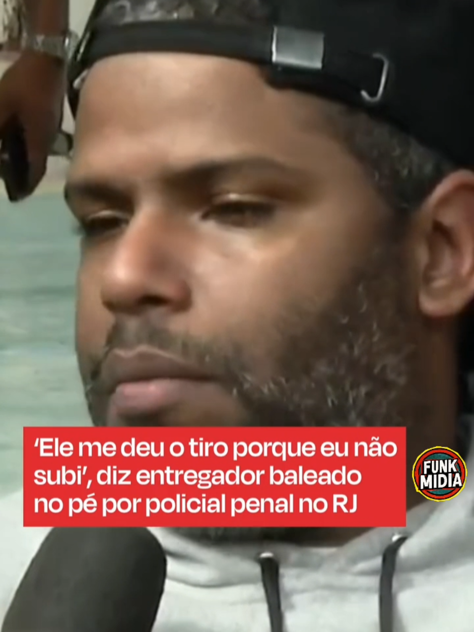 VIOLÊNCIA – Um entregador de aplicativo foi baleado no pé na madrugada desta sexta-feira (29) em um condomínio de Jacarepaguá, na Zona Oeste do Rio, após um desentendimento com um policial penal. O suspeito é José Rodrigo da Silva Ferrarini, que aparece armado em imagens do local. A vítima é Valério de Souza Júnior, que relatou que o policial disparou porque ele se recusou a subir até o bloco para entregar o pedido: “Ele me deu o tiro porque eu não subi…”, disse o trabalhador. Valério explicou que tentou negociar a entrega na portaria, conforme recomendações do iFood, que orienta que os pedidos sejam deixados no primeiro ponto de contato. O entregador contou que o policial teria se alterado antes de efetuar o disparo. A bala ficou alojada no pé do Valério, que foi socorrido pelos bombeiros e levado ao Hospital Municipal Jorge, na Barra da Tijuca. Ele não sabe quando poderá voltar a trabalhar. Funcionários do condomínio, que preferiram não se identificar, relataram que a confusão foi violenta. Valério prestará depoimento e fará exame de corpo de delito. O iFood lamentou o ocorrido e informou que oferecerá apoio jurídico e psicológico à vítima, reforçando que está à disposição das autoridades. A Secretaria de Administração Penitenciária informou que o policial está na ativa e que a corregedoria acompanha o caso. Até o momento, não houve posicionamento do policial e nem de sua defesa.