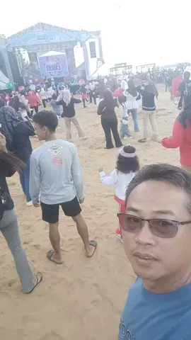 Pengen jadi pelatih zumba species Terkuat di Dunia 😂💃💃💃 #Festivallayanglayang2025pantaibatakanbaru  #Rekormuri  #santaidulusanak 