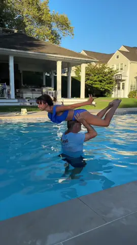 Where’s my pleasing arc?? Spaghetti arms! 😂 #hilariabaldwin #alecbaldwin #dirtydancing #timeofmylife #funny 