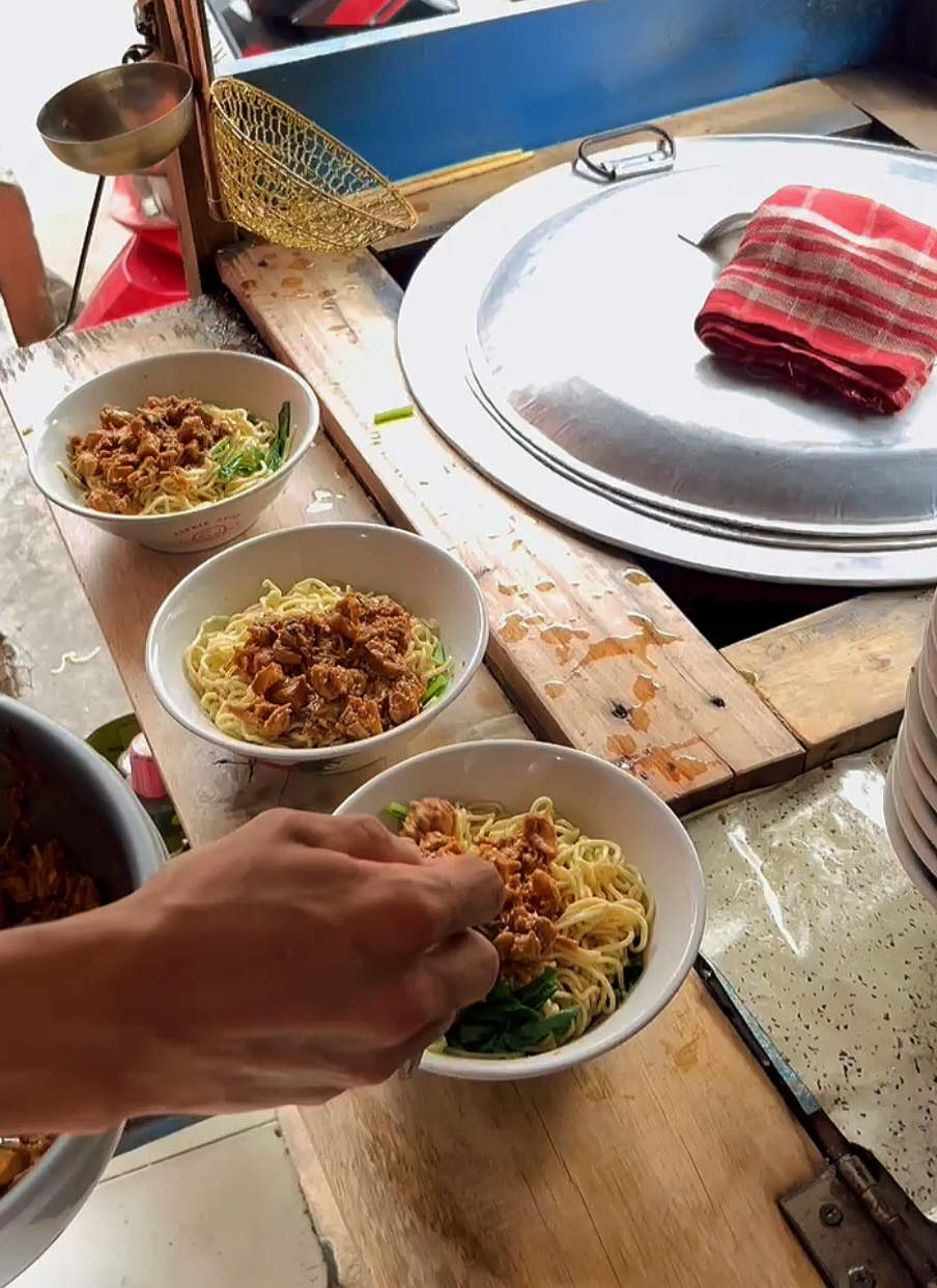 Mie Ayam Laris Manis dekat Pasar Kelapa dua  #kuliner #makanenak #mieayam 