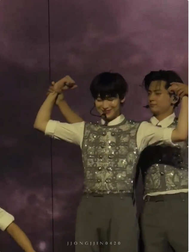 Literally a good hyung #JAY #SUNOO #ENHYPEN #SUNJAY