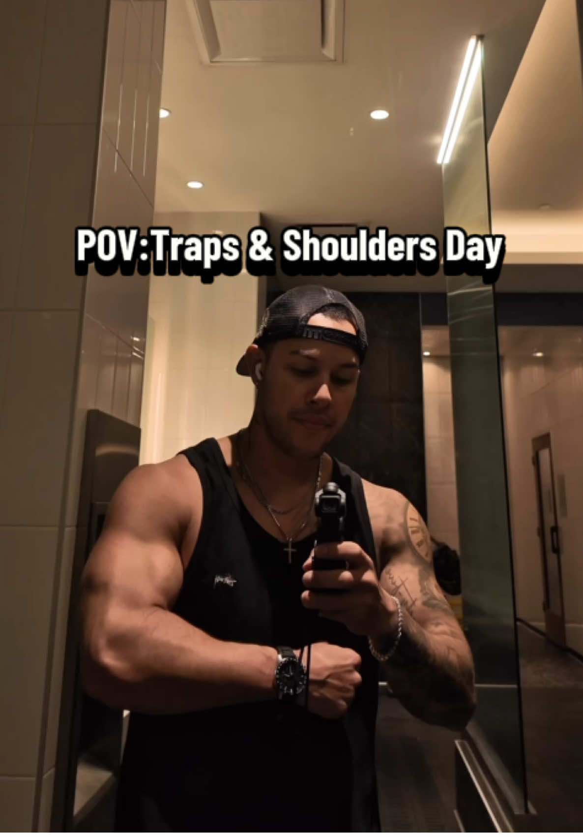 Quick shoulder pump 🔥💪🏻 #workout #gym #eddierevs #GymTok #fyp #shoulders #traps 