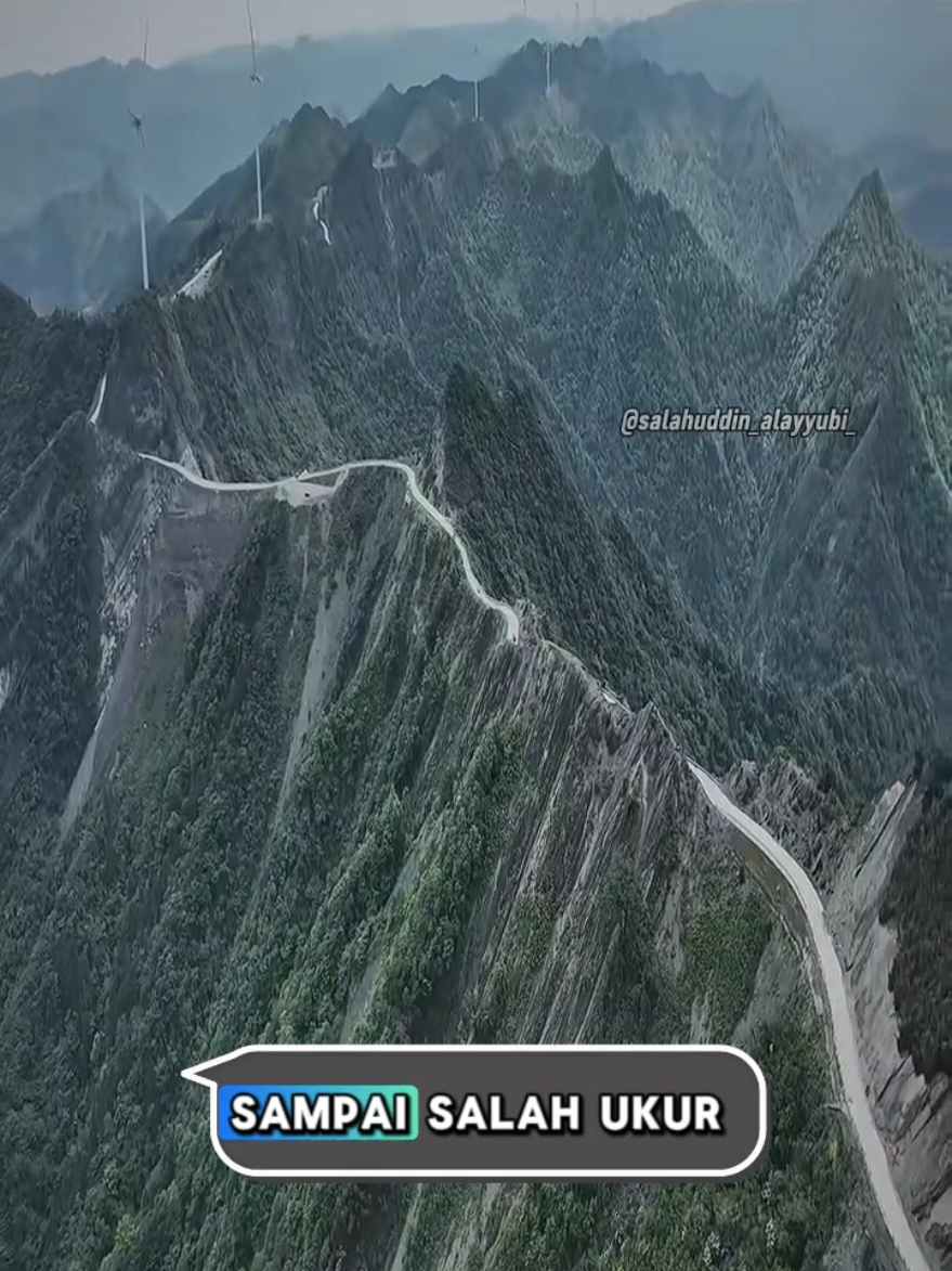 Jalan di Atas Punggung Pisau Di Chongqing, Tiongkok, ada jalan yang dibangun tepat di puncak gunung tipis menyerupai punggung pisau. Ketinggiannya seribu delapan ratus meter dengan jurang enam ratus meter di kiri dan kanan, bikin siapa pun yang melintas serasa berjalan di atas silet. #JalanEkstrem #Chongqing #PunggungPisau #WisataUnik #ChinaMendebarkan 