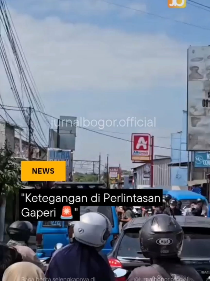 Ketegangan di perlintasan kereta Gaperi, Jumat (29/8) jam 10 siang. Sopir angkot enggan jalan di tengah macet & panas, bikin pengendara lain naik emosi. Ingat ❗ ➡️ Jalan raya itu kepentingan bersama ➡️ Kereta nggak bisa berhenti mendadak ➡️ Taruhannya nyawa Cari uang boleh, tapi jangan lupa cari rezeki yang berkah 🙏 Setuju nggak, guys? 🤔