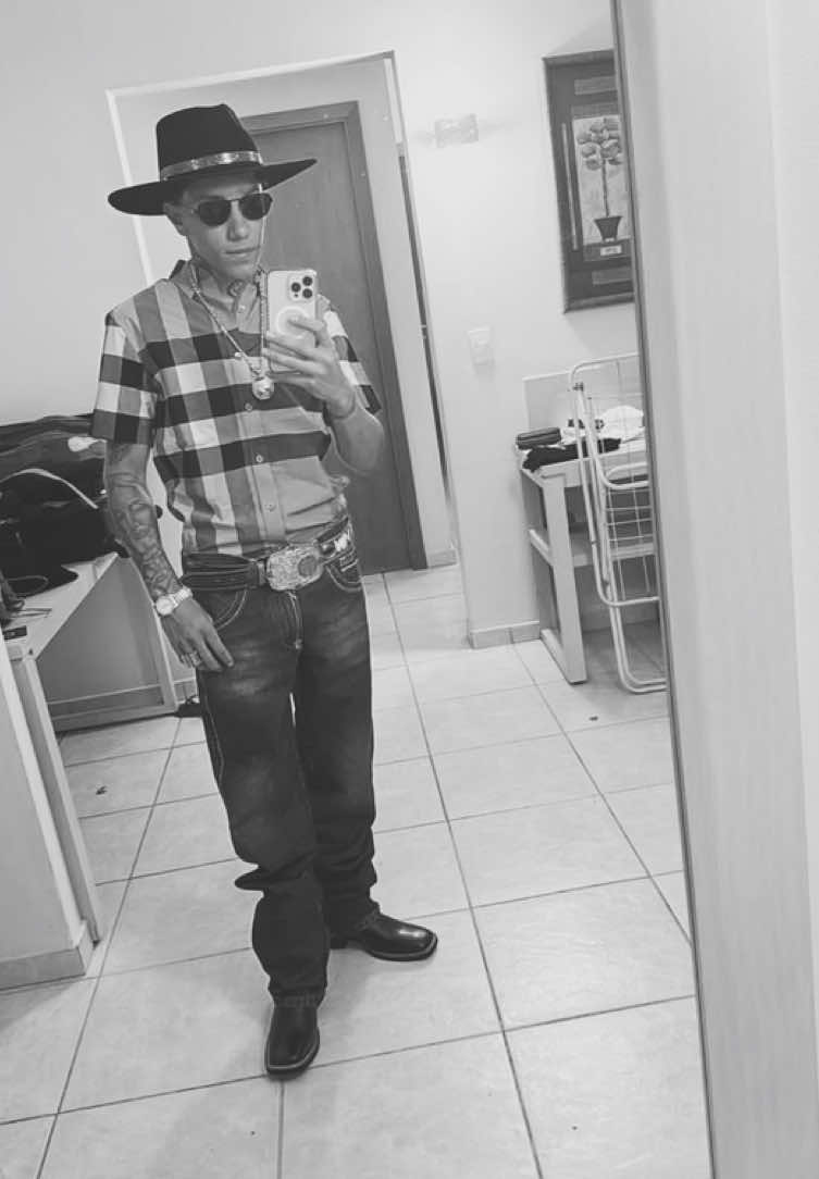 na garupa do vaqueiro 🤠 • #kabrinha #barretos #natanzinholima #