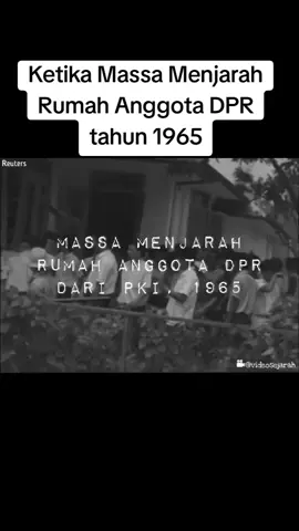 Massa yang marah akibat Gerakan 30 September menjarah rumah anggota DPR dan pimpinan PKI M.H. Lukman pada tahun 1965. Sumber : Facebook Video Sejarah #sejarah #fyp #fypage #demo #dpr 