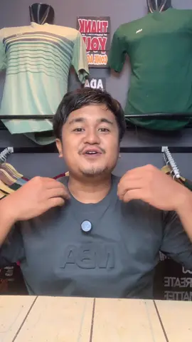 Kaos Distro Unisex Logo MBA Embos – Motif Unik & Premium Kaos distro pria dan wanita dengan motif unik, tidak monoton, dan logo MBA timbul (embos) yang memberi kesan mewah. Terbuat dari bahan Cotton Combed 24s yang adem, halus, dan nyaman dipakai setiap hari, termasuk untuk aktivitas santai maupun kerja. ✨ Keunggulan: 	•	Desain logo timbul/embos eksklusif 	•	Bahan adem & nyaman dipakai seharian 	•	17 pilihan warna stylish 	•	Size lengkap: M, L, XL, XXL, XXXL hingga Jumbo 	•	Cocok dipakai untuk kerja, nongkrong, atau daily outfit Dengan kaos ini, kamu bisa tampil simple tapi tetap elegan di setiap kesempatan#kaosembos #kaospria #kaosdistro #kaosmba 
