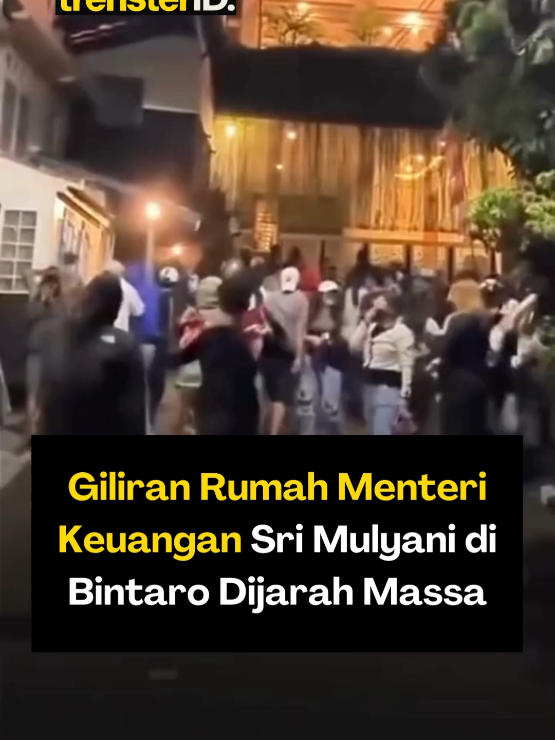 Aksi unjuk rasa di Ibu Kota masih terus memanas hingga Minggu (31/8/2025) dini hari. Tak hanya merusak fasilitas umum, kericuhan juga sampai ke kawasan perumahan para pejabat. Pada dini hari sekitar pukul 01.41 WIB, massa merangsek masuk ke kediaman Menteri Keuangan Sri Mulyani Indrawati di Jalan Mandar, Bintaro, Tangerang Selatan, Banten. Video yang beredar di TikTok melalui akun @infojakarta.co.id menunjukkan kerumunan warga membawa keluar barang-barang dari dalam rumah, mulai dari perabotan mewah hingga perhiasan Seorang warga sempat memvideokan dan menyebut: “Kondisi rumah Sri Mulyani yang dijarah 31 Agustus jam 1.41 pagi.” Dalam video lain diketahui barang-barang yang dibawa meliputi kursi, televisi, panci, lukisan, perhiasan lengkap dalam kotaknya, hingga ring basket Hingga kini, belum ada informasi resmi mengenai keberadaan Sri Mulyani saat peristiwa tersebut berlangsung. Penjarahan ini menjadi tambahan terbaru dalam rangkaian insiden serupa yang telah menimpa rumah beberapa tokoh publik seperti Ahmad Sahroni, Eko Patrio, dan Uya Kuya sejak gelombang protes pecah pada 25 Agustus lalu 📹: WARGANET Follow : @trensterid @trensterjkt #SriMulyani #Penjarahan #DemoRicuh #RumahDijarah #Bintaro #UnjukRasaJakarta #MassaAnarkis #BeritaTerkini