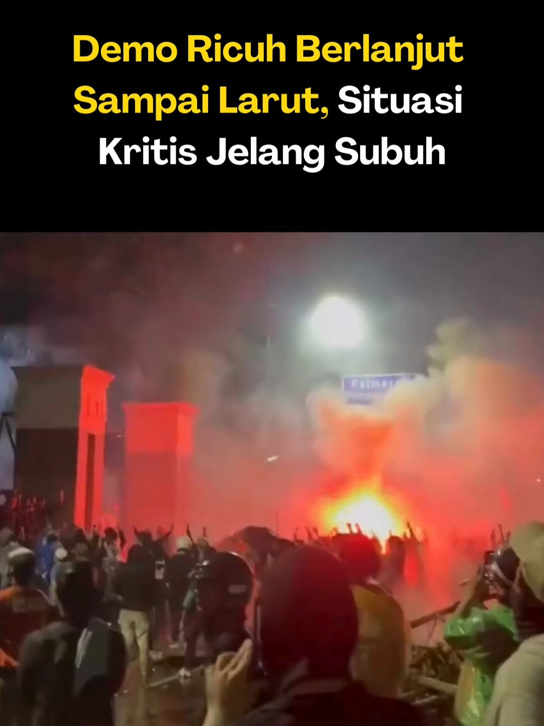 Hingga pukul 03.45 WIB, Minggu (31/8), massa aksi masih bertahan di lokasi dan belum membubarkan diri. Situasi di lapangan terpantau semakin tidak kondusif. Kepulan asap tampak membubung tinggi, sementara dari arah kerumunan terdengar dentuman keras yang diduga berasal dari tembakan petasan. Kondisi ini membuat suasana dini hari semakin mencekam. Belum ada keterangan resmi terbaru dari pihak aparat mengenai langkah pengamanan lanjutan. Namun, massa yang masih bertahan diprediksi akan terus menambah tensi situasi di sekitar titik aksi. Follow : @trensterid @trensterjkt 📹: warganet #DemoRicuh #SituasiTerkini #PantauanMassa #Jakarta31Agustus #BeritaTerkini #Kerusuhan #BreakingNews