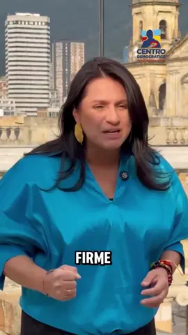 “¡Mano firme pa’ los corruptos, corazón grande pa’ la gente!”: Paola Holguín quiere el bien para Colombia Prensapaisa.com “Mano firme para Colombia”, así resumió la senadora Paola Holguín el mensaje con el que quiere recuperar el rumbo del país. En un discurso cargado de determinación y esperanza, la dirigente política encendió los ánimos de quienes piden orden, seguridad y oportunidades. “Mano firme contra los criminales y corruptos, y un corazón grande para 50 millones de colombianos que tienen sueños y anhelos”, expresó Holguín, dejando claro que la lucha no solo es contra la violencia y la ilegalidad, sino también a favor de las familias trabajadoras que hoy claman por un mejor futuro. El eco de sus palabras comenzó a expandirse en redes sociales: miles de usuarios compartieron la frase como un grito de resistencia y de fe en que Colombia puede levantarse. Para algunos, fue un recordatorio de que el país necesita autoridad; para otros, una invitación a no perder la esperanza. En un momento en que la inseguridad y la corrupción parecen desgastar la confianza de los ciudadanos, la propuesta de “mano firme y corazón grande” se convierte en un lema que conecta con la gente del común: los que madrugan, los que estudian, los que sueñan con una Colombia distinta. Más allá de la política, el mensaje de Paola Holguín busca instalarse en el imaginario colectivo como un llamado a la unión: que la disciplina y la justicia caminen de la mano de la solidaridad y la empatía. En las calles y en las redes, la frase ya se convirtió en tendencia. Y muchos se preguntan si este será el comienzo de una nueva etapa para el país, marcada por la firmeza contra los que le hacen daño y el abrazo para quienes lo construyen cada día.