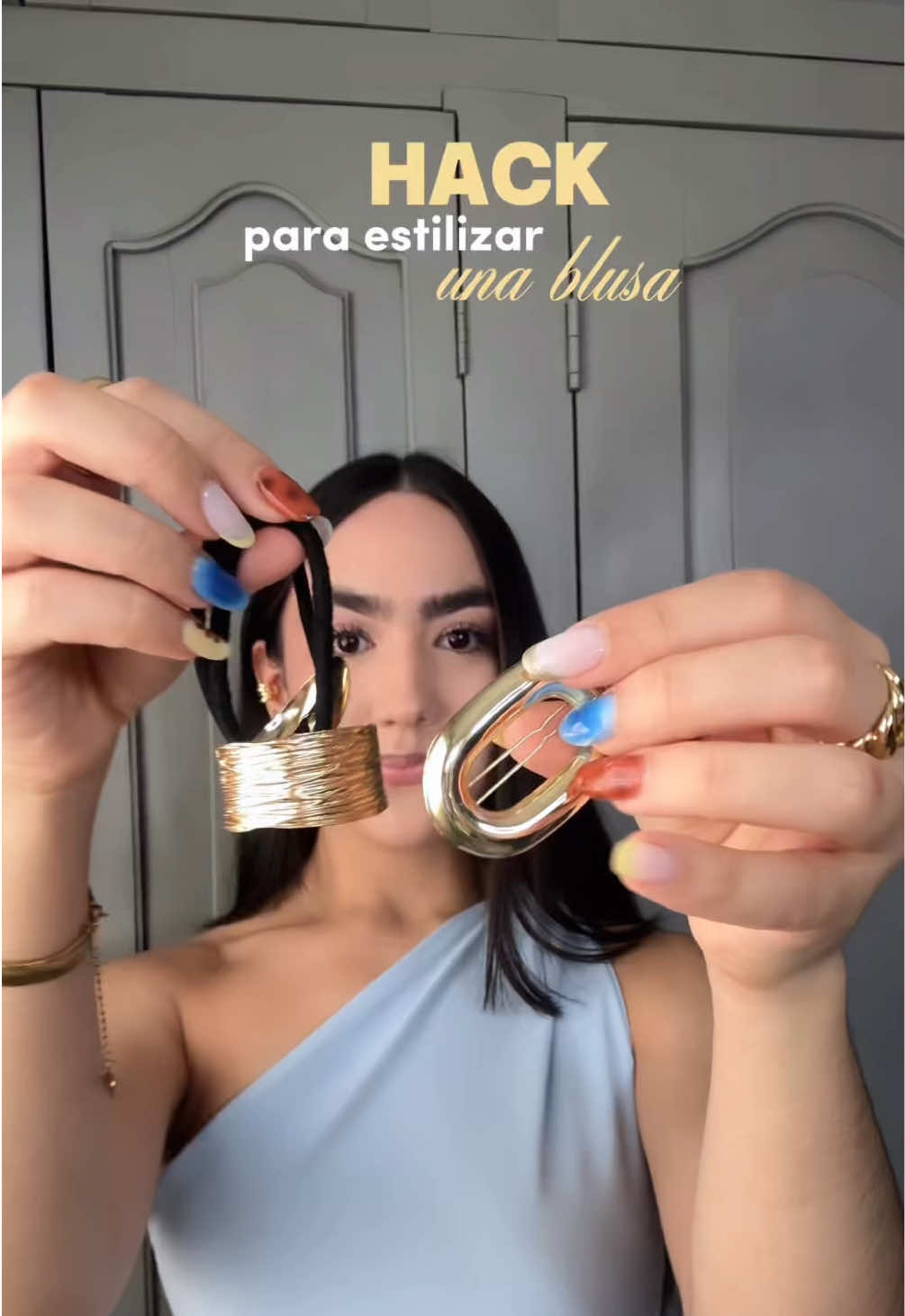 HACK para estilizar tu blusa 😮‍💨🩵 ¿Lo intentarían? 😏😍 #hacksandtips #estilizarprendas #guayaquil #ponycuff #ecuador 