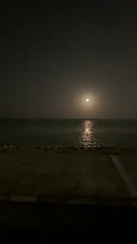 بين القهر والخوف أمشي علي درب الهوى واقضي العمر ملهوف لاجلك تري الخافق ضوى دربك اللي الظلمة عليه تســدل ستارة ليلك إلى البدر اخـتفى وماله بشـارة وأنا انتظر ما بين خوفي والقهر
