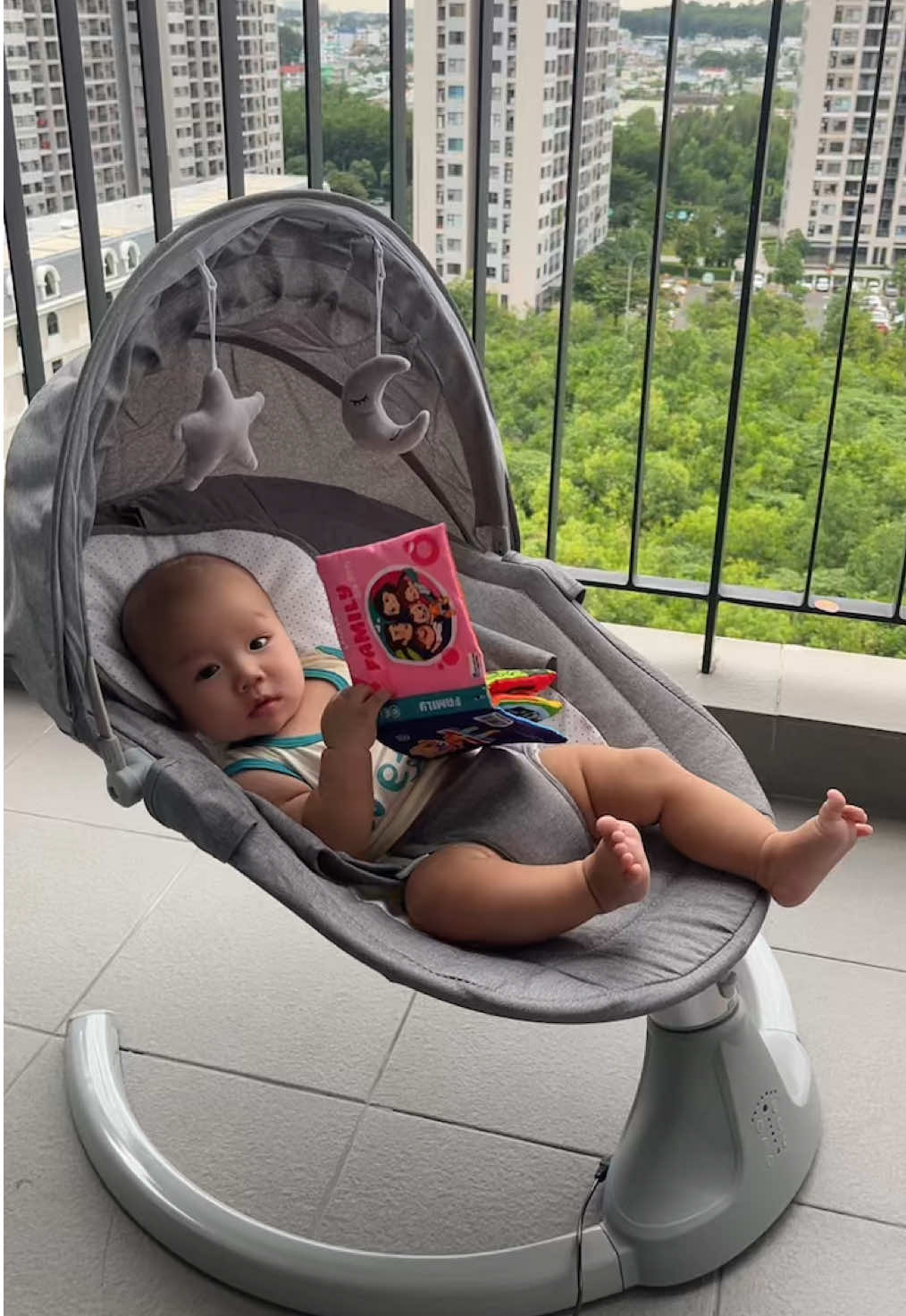 Sáng ra ban công uốn bình sữa xong con nằm đọc sách nghe nhạc chil chill nè cô chú #embedangyeu #embedethuong #nhaviaembebubam #nhavia2vach #xuhuong 