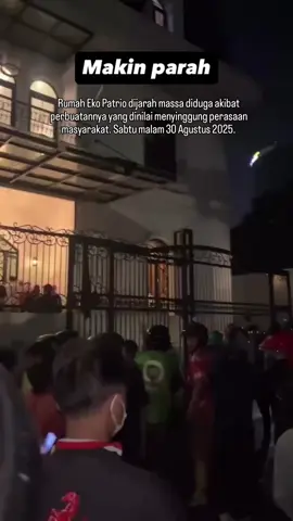 Rumah Eko Patrio dijarah massa diduga akibat perbuatannya yang dinilai menyinggung perasaan masyarakat. Sabtu malam 30 Agustus 2025. lebih sedikit pappotona_anaanaka Rumah : Ahmad Sahroni☑️ Eko Partrio☑️ Uya Kuya☑️ Sri Mulyani☑️ #berbagiinfo #beritaterkini #dpr #follow #fyp 