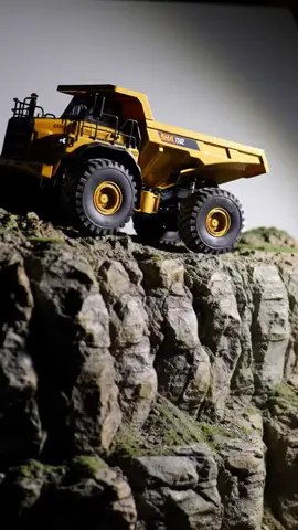 Realistic RC Dump Truck: Cliff Edge & Crane Operations!