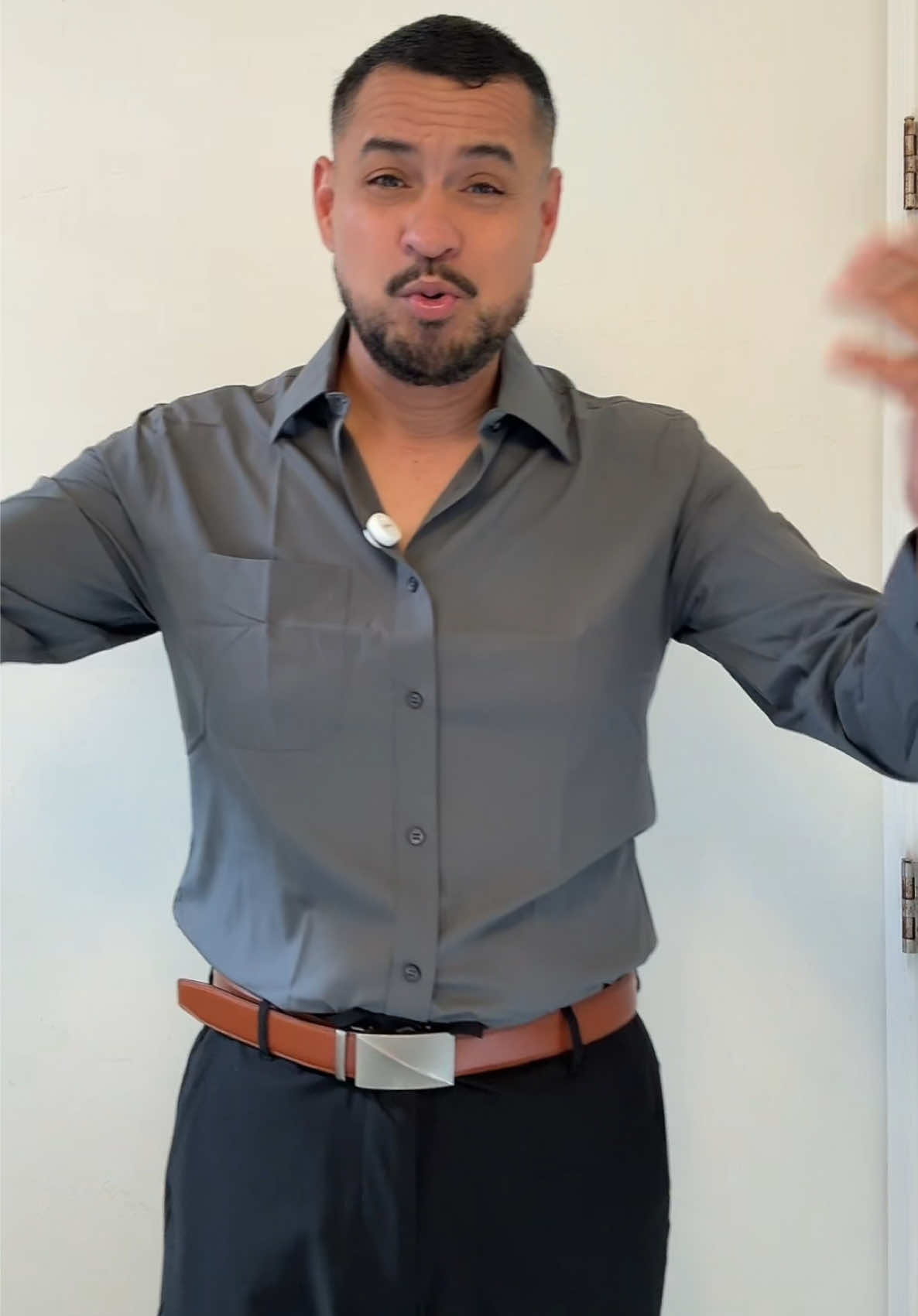 Pack de 3 camisas de vestir slim fit para hombre, diseñadas con tela resistente a manchas, transpirables y libres de arrugas. Perfectas para oficina, eventos o uso diario, mantienen un look elegante y moderno todo el día. Su ajuste entallado realza la figura sin sacrificar comodidad. #camisas #modahombre #slimfit #ropaelegante #oficinastyle 