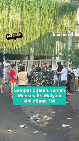 Rumah Menteri Keuangan Sri Mulyani dijarah massa tak dikenal pada Minggu (31/8) dini hari. Banyak barang-barang digondol. Pantauan di lokasi pada pukul 06.50 WIB, rumah Sri Mulyani di kawasan Bintaro dijaga ketat oleh sejumlah prajurit TNI. Massa sudah tidak terlihat. Menurut informasi dari warga sekitar, massa tak dikenal datang ke rumah Sri Mulyani berbondong-bondong pada Sabtu (30/8) pukul 23.00 WIB. Situasi begitu chaos, massa tak dikenal merusak dan mengambil barang-barang milik Menkeu. Setelah massa pertama bubar, gelombang massa berikutnya datang lagi pada Minggu (31/8) pukul 03.00 WIB dengan jumlah lebih banyak. Mereka datang dari luar Bintaro. Jumlahnya mencapai ratusan orang. Sekuriti di lokasi tak bisa membendung massa. Jumlah mereka hanya 5 orang. Saat di awal pemeriksaan keamanan, mereka mengira massa itu warga biasa. Sebab, ada akses masuk via jalan di luar kompleks.  Sementara itu, Sri Mulyani tidak berada di lokasi dan dipastikan dalam kondisi aman. Pesan redaksi: Demonstrasi merupakan hak warga negara dalam berdemokrasi. Untuk kepentingan bersama, sebaiknya demonstrasi dilakukan secara damai tanpa aksi penjarahan dan perusakan fasilitas publik. 📸: Dok. kumparan/Caroline Pramantie.  Follow WhatsApp Channel kumparan untuk dapat Informasi terpercaya dikirim langsung ke WhatsApp kamu. Ketik kum.pr/WAchannel di browser kamu sekarang, agar bisa share informasi tanpa ragu.  #focus #demoricuh #news #vidol #demo #demoindonesia #demoDPR #unjukrasa #srimulyani #menkeu #bintaro #indonesia #info #infoterkini #berita #beritaterkini #bicarafaktalewatberita #kumparan 