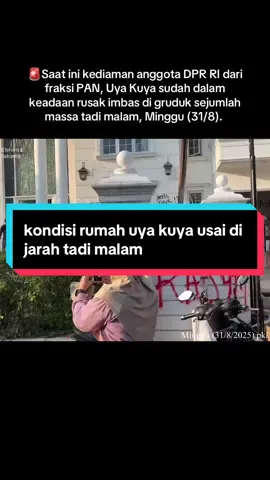 Saat ini kediaman anggota DPR RI dari fraksi PAN, Uya Kuya sudah dalam keadaan rusak imbas di gruduk sejumlah warga tadu mlm, Minggu (31/8). #demo #foryou #fyp #dpr #uyakuya 