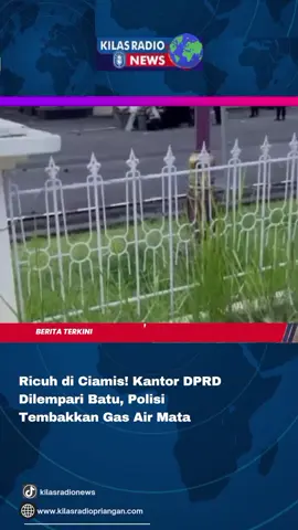 #kilasradiopriangan #sumbervideo #medsos#beritaradio |Sejumlah fasilitas di Kantor DPRD Kabupaten Ciamis, mengalami kerusakan setelah dilempari batu oleh massa tak dikenal pada hari Sabtu (30/08/2025) petang. Insiden tersebut juga menyebabkan pos penjagaan ikut rusak. Untuk membubarkan aksi, polisi yang berjaga terpaksa melepaskan tembakan gas air mata. Sebelumnya, aksi demonstrasi digelar oleh massa yang menamakan diri Aliansi Mahasiswa, dan Masyarakat Menggugat di depan Kantor Polres Ciamis, Jalan Jenderal Sudirman. Mereka menyampaikan orasi yang berisi kecaman terhadap tindakan aparat Kepolisian yang dianggap telah menyebabkan jatuhnya korban jiwa dari warga sipil, yang dinilai bertentangan dengan Kode Etik Profesi Polri. Aksi sempat diwarnai ketegangan berupa dorong-dorongan antara massa, dan aparat Kepolisian. Setelah itu, massa membubarkan diri, dan berkumpul di sekitar SPBU Nagrak. Namun, diduga ada sekelompok orang tak dikenal yang kemudian bergerak ke Kantor DPRD Ciamis. Tanpa ada orasi, mereka justru melakukan aksi anarkis berupa pembakaran di luar pagar Kantor Dewan, serta merusak sejumlah fasilitas umum seperti pot bunga, dan rambu lalu lintas di sekitar lokasi. Situasi semakin memanas ketika massa melempari Petugas Kepolisian, serta Gedung DPRD dengan batu. Akibatnya, kaca depan Kantor Dewan, dan Pos penjagaan pecah. Menjelang waktu Salat Magrib, Polisi akhirnya melepaskan tembakan gas air mata. Massa pun kocar-kacir meninggalkan lokasi. Asap gas air mata terbawa angin hingga ke kawasan Masjid Agung, sebagian Alun-Alun Ciamis, serta deretan pedagang kaki lima di sekitar DPRD. Beberapa Pedagang terpaksa menutup dagangannya. Ada demo, jadi lapak dipindah dulu ke kawasan Islamic Center,”ujar Lingga, pedagang goreng ayam. Hal senada diungkapkan Ade Herdis (43), Pedagang pecel lele, yang mengaku harus menghentikan aktivitas jualannya karena para pembeli berlarian menjauhi lokasi. #Sumberilisberita @INSIDEN24 