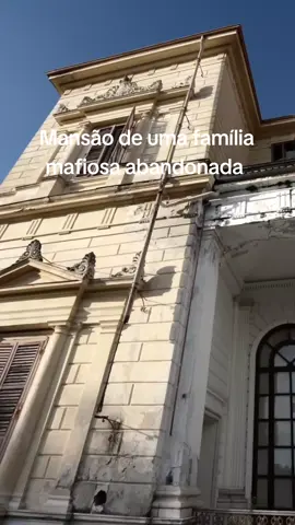No norte da Itália, próximo à fronteira com a Suíça, está uma das maiores mansões abandonadas do país um verdadeiro palácio de cinco andares, construído em uma época de grande riqueza e poder. Durante décadas, a mansão foi habitada por famílias da elite italiana, incluindo até mesmo um ex-CEO da Fiat, o que consolidou o local como símbolo de prestígio e influência. Dentro de seus salões suntuosos, negociações milionárias eram fechadas, fortunas eram erguidas e reputações eram construídas. Com o passar dos anos, a propriedade mudou de donos diversas vezes. Porém, o último capítulo de sua história foi marcado por escândalos: a última família proprietária teria fortes ligações com a máfia italiana, sendo acusada de crimes como lavagem de dinheiro, corrupção e negócios ilícitos. Isso levou à queda repentina de sua fortuna e ao abandono da mansão. #tudoabandonado #casaabandonada #lugaresabandonados #mafia #mafiaitaliana 