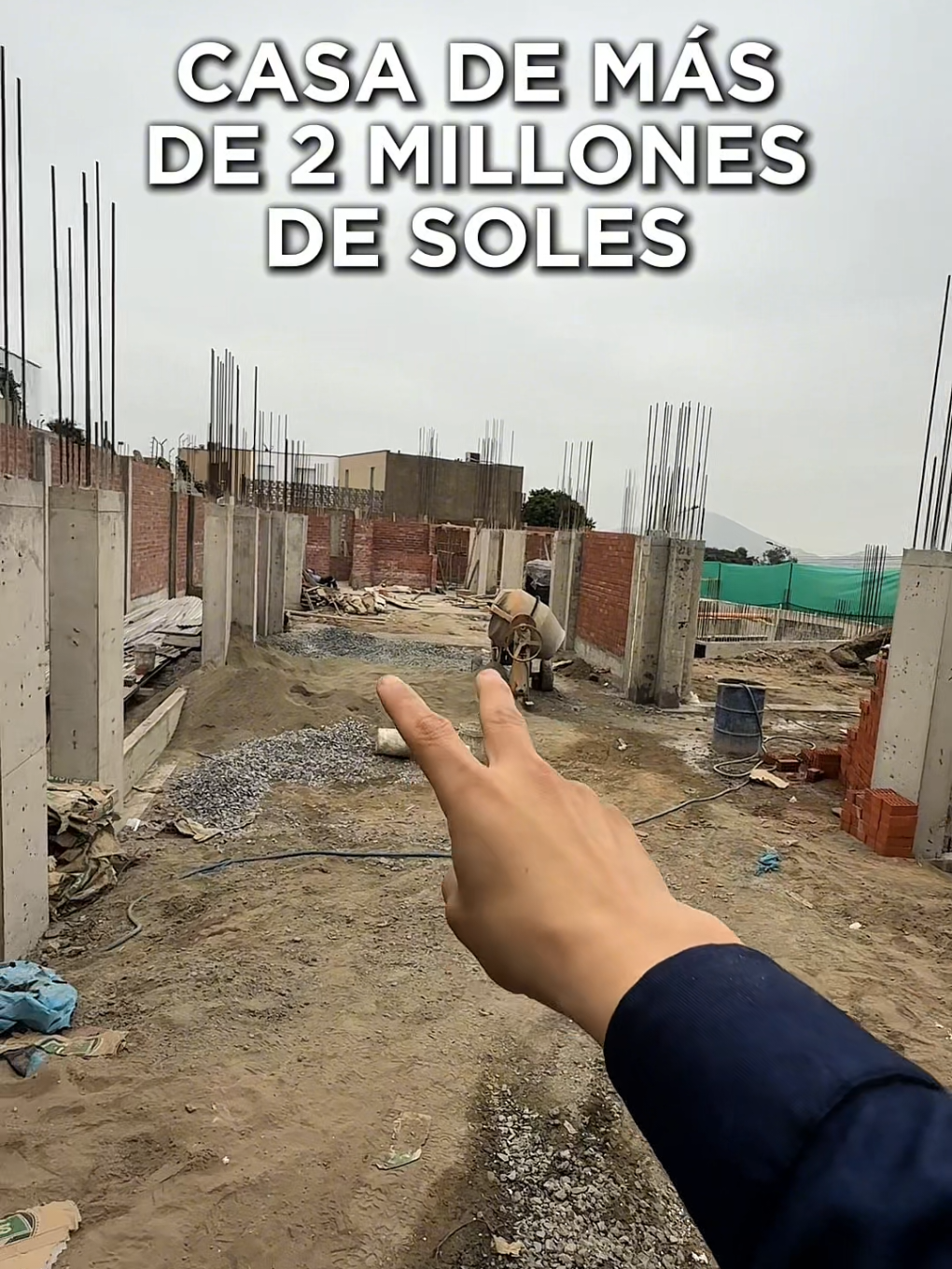 ¿Te imaginas cómo es una casa de 2 millones de soles en Lima? 🚪 Ven, te muestro cada espacio. #diseñodecasas #recorrido #mansion #herickperez 