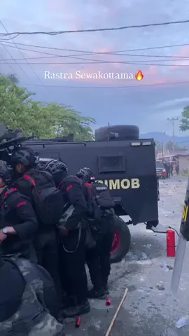 musuh kalian bukan kami,dan kami bukan musuh kalian.Tetapi Ingat kami berlindung di belakang tameng ini karna tugas yang diberikan,bukan karna kami benci sama masyarakat tapi kami hanya ingin kalian mengerti apa yang kami rasakan #hidup #polri #untuk #masyarakat #brimob #untuk #indonesia #beranda #indonesia🇮🇩 