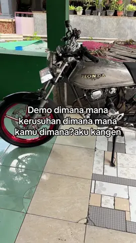waktu indonesia bagian ngamok😖#glgenk🤙 #masukberanda #ripdemokrasiindonesia #demo #fypp 