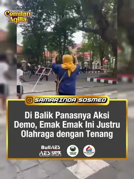 Di tengah panasnya aksi demonstrasi yang berlangsung di Jakarta, pemandangan unik justru menarik perhatian publik. Seorang Emak Emak terlihat tetap asyik berolahraga, meski ribuan massa memenuhi jalanan. Dengan tenang, mama tersebut melakukan jogging dan gerakan senam ringan seolah tidak terusik oleh kericuhan yang terjadi di sekitarnya. Aksi nyeleneh ini sontak viral di media sosial, banyak warganet yang menyebut mama tersebut sebagai simbol ketenangan di tengah hiruk pikuk demonstrasi. Fenomena ini menjadi bukti bahwa setiap orang memiliki cara berbeda dalam menghadapi situasi tegang, bahkan dengan memilih tetap menjaga kesehatan tubuh. Video Source; Social Media 🍿Tempat Toko Camilan Terlengkap Hanya di @Cemilan_aqilla 🛞 Toko Velg Mobil Terlengkap di Samarinda Hanya di @jatim_rims_  💫 Destinasi Wisata Keluarga Terlengkap Hanya di @rumahulin.arya 🚜 Sumber Kontruksi Terpercaya @udtigaputri  #hallosamarinda #busamsamarinda #samarindaterkini #beritasamarinda #beritakaltim                     