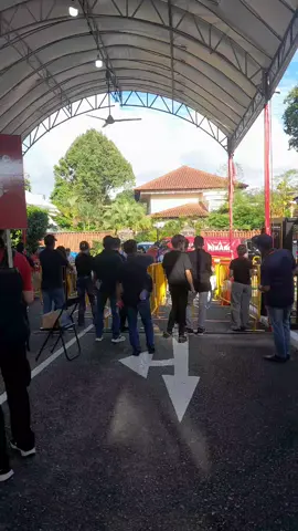 Tugas didepan pintu utama gini jadi bisa ketemu banyak teman-teman, see u all guys...