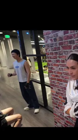 Lirik2 namjoon wkwkwk 🤣 Jhope dan namjoon terlihat di vlog seseorang bernana yessii di youtubenya  saat nggym di LA sepertinya mereka nggym bareng jungkook juga soalnya tempat gymnya sma  #junghoseok #kimnamjoon #vlogs #rmbts #jhope 