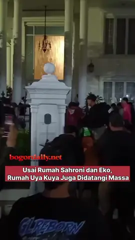 Setelah rumah Anggota DPR RI Ahmad Sahroni dan Eko Patrio, kini giliran rumah megah Anggota DPR RI Uya Kuya di kawasan Jakarta Timur didatangi dan dijarah oleh massa, pada Sabtu malam (30/08/2025). Berbagai barang berharga dijarah, hingga kucing peliharaan pun ikut dibawa massa.  #bogordailynews #rumahuyakuya  #beritajabar #beritaviral  