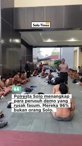 Polresta Surakarta menangkap para gerombolan yang merusak fasilitas umum di Solo saat demo solidaritas ojol pada Jumat (29/8/2025). #solotimes #kotasolo 