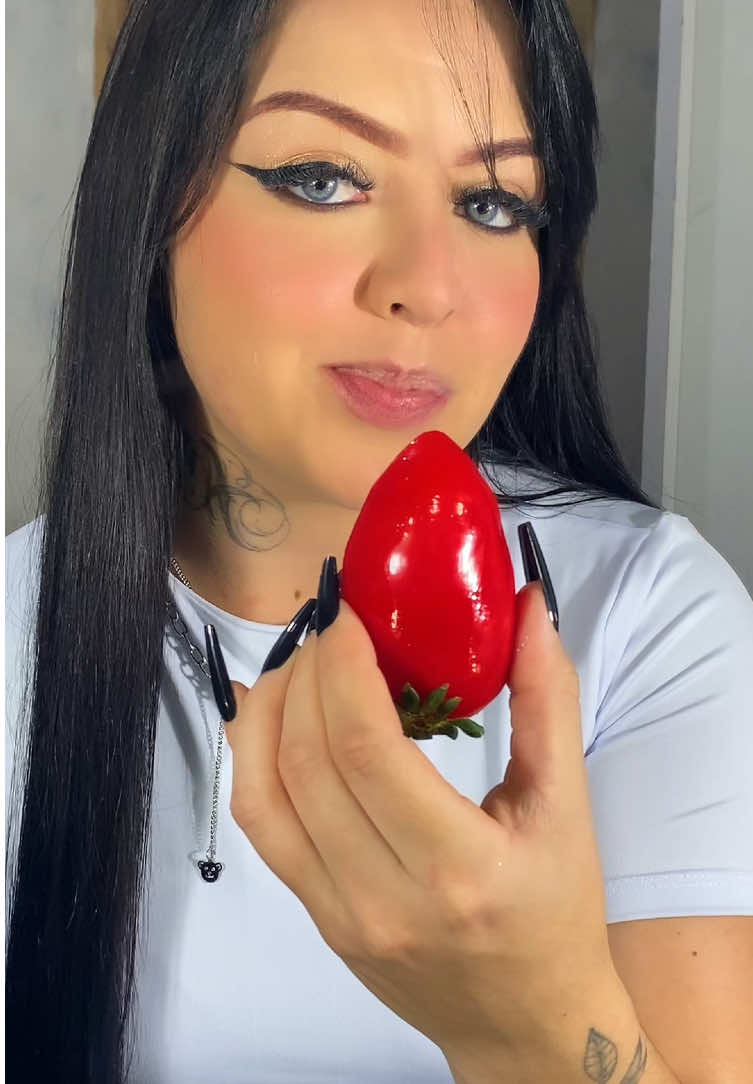 Provando morango do amor 🥰  #fyp #foeyoupage #foryou 