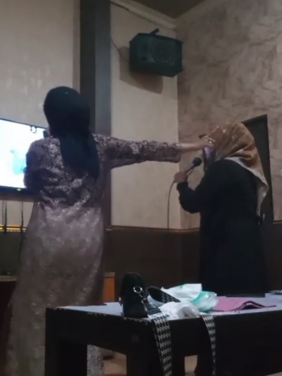 stres titik, nginfo bestie @Desy Nurul Syafitri, nenteng tas, budal nge room😭😭😭 #4u #fyp #xyzbca #karaoke 